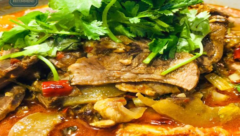 Spicy Beef Hot Wok with Tripe in Copper Wok 火瓢牛肉